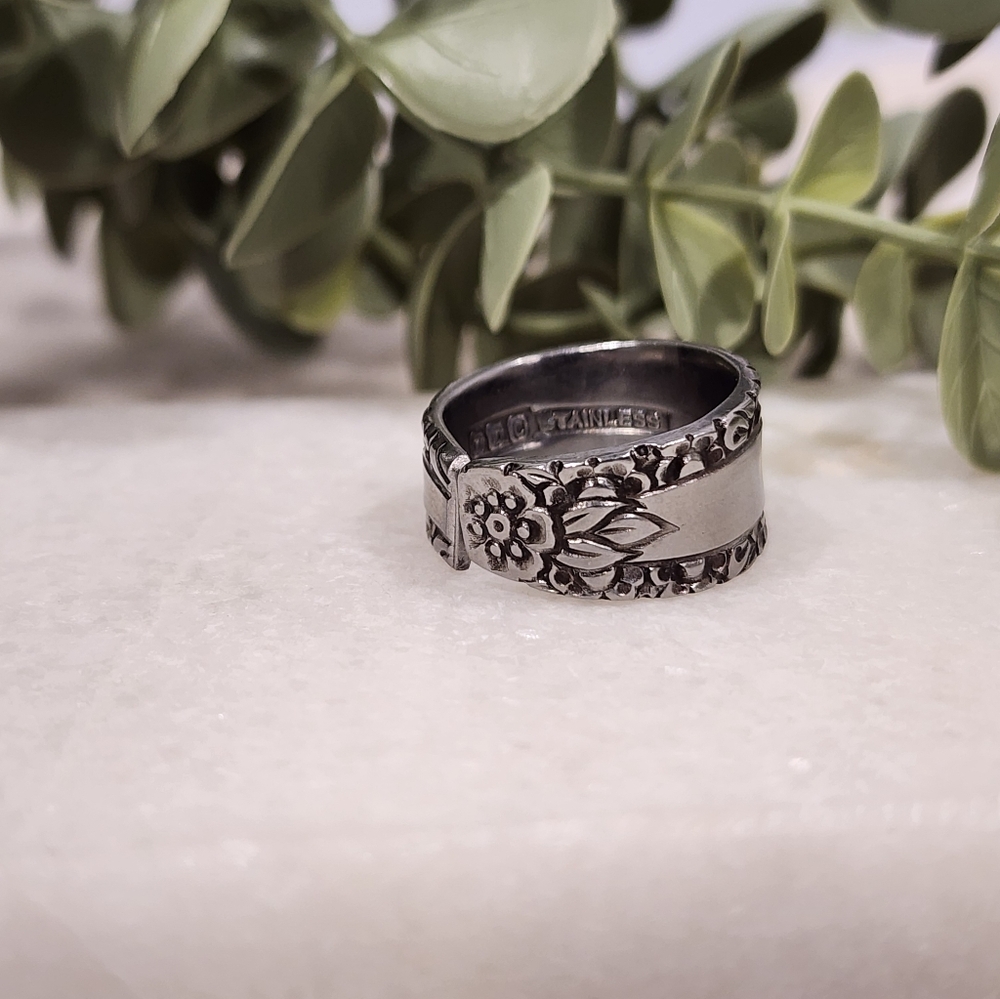 1950's Imperial 'Misty Morn' Stainless Steel Ring floral design - Picture 7 of 8